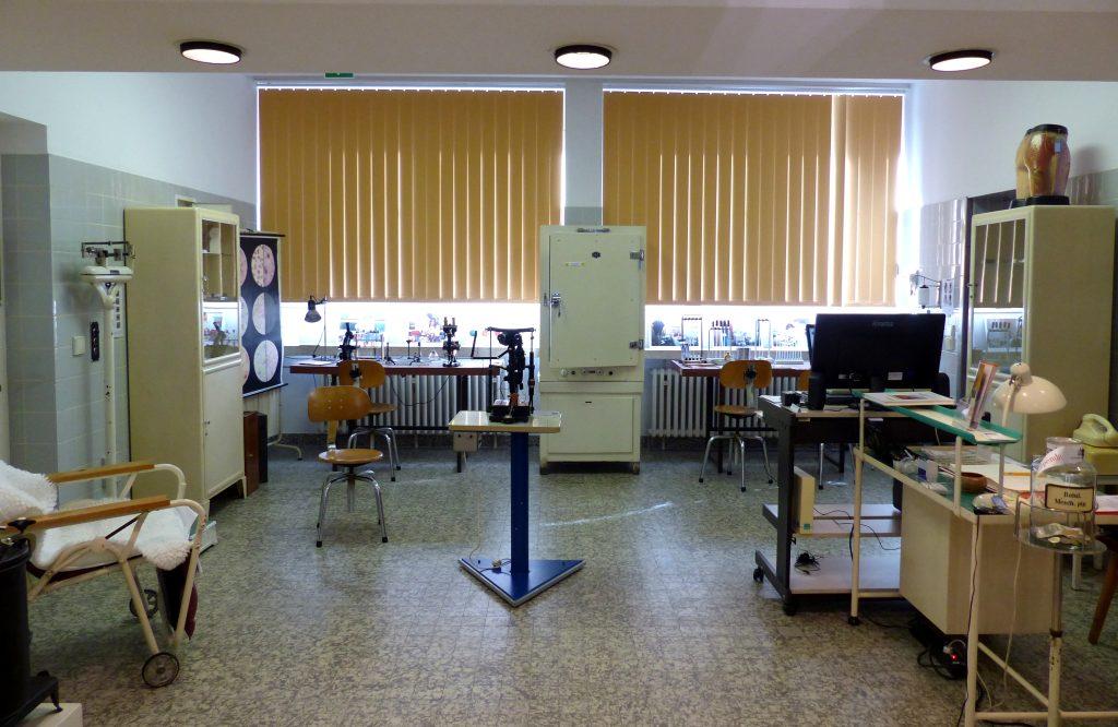 Ausstellungsraum mit historischen Laborgeräten und medizinischen Instrumenten