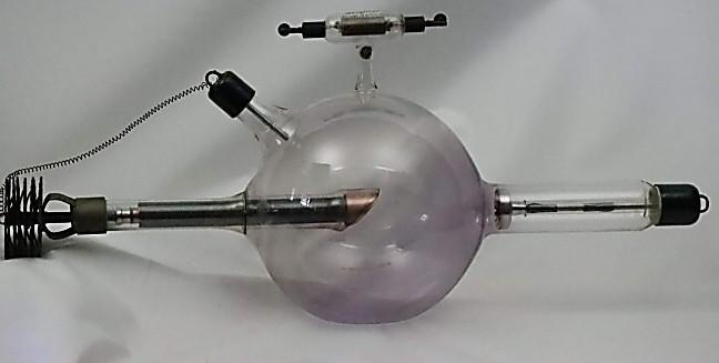 Historische Röntgenröhre aus dem Ausstellungsplakat zur Geschichte der Radiologie